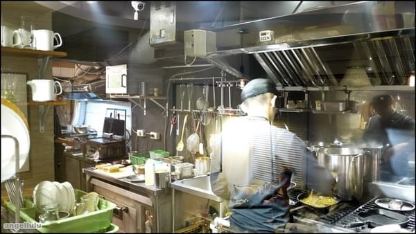 Boots：(台北)信義●在畫廊裡用餐？很有氣質、餐點也美味的Boots，服務生跟廚師都是型男是怎樣@@
