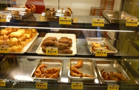 金三峽牛角西點麵包烘培坊(三峽門市)：門口有隻菠蘿金牛的金三峽牛角麵包-口味多種好好吃