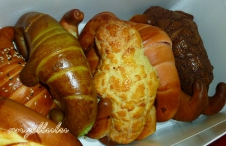 金三峽牛角西點麵包烘培坊(三峽門市)：門口有隻菠蘿金牛的金三峽牛角麵包-口味多種好好吃